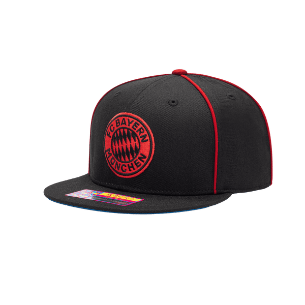 Side view of the FC Bayern Cali Night Snapback with high crown, flat peak, and snapback closure, in black/red.