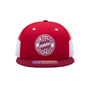 Front view of the Bayern Munich Truitt Snapback with high crown, flat peak, and snapback closure, in red/white.