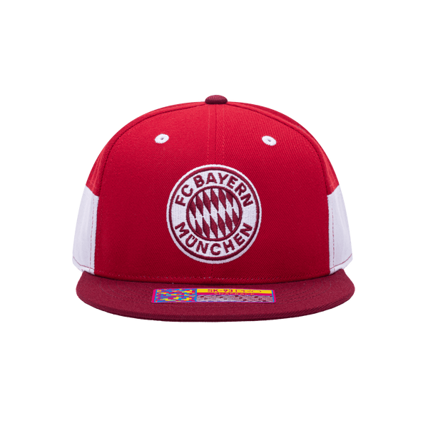 Front view of the Bayern Munich Truitt Snapback with high crown, flat peak, and snapback closure, in red/white.