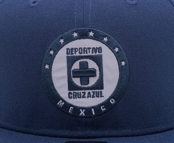 Close up of Cruz Azul Braveheart Snapback emblem