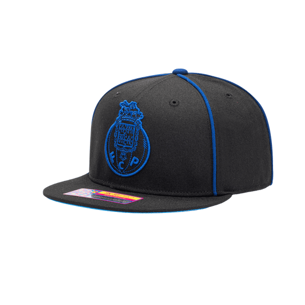 Side view of the FC Porto Cali Night Snapback with high crown, flat peak, and snapback closure, in black/blue.