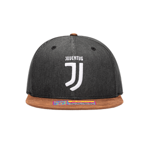 Front view of the Juventus Orion Snapback with high structured crown, flat peak suede-like brim, and snapback closure, in Black/Brown.